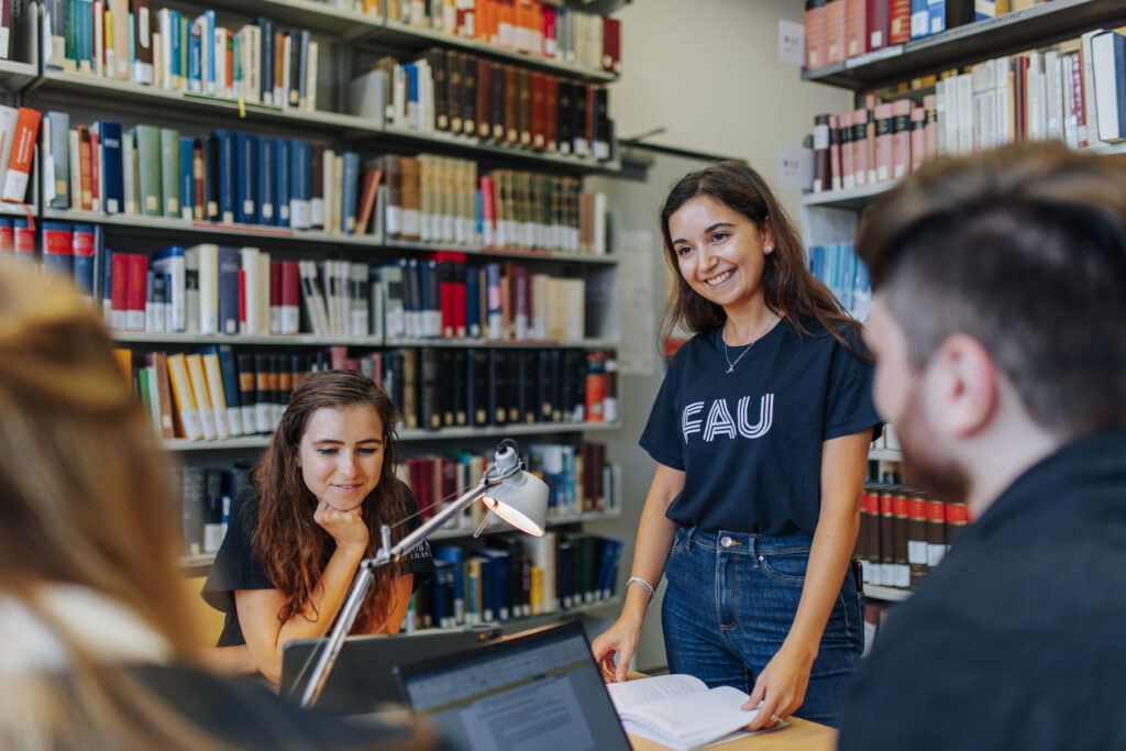 Gruppe von Studierenden an der FAU
